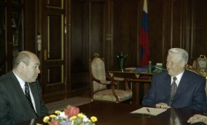 Президент РФ Борис Ельцин во время встречи с председателем ВГТРК Н.К. Сванидзе и главным редактором общероссийского государственного телеканала «Культура» М.Е. Швыдким