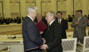 Церемония подписания договоров о разграничении предметов ведения и полномочий между органами государственной власти РФ и органами государственной власти Архангельской, Кировской, Мурманской, Ульяновской и Ярославской областей. Президент РФ Борис Ельцин и