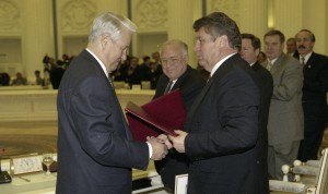 Церемония подписания договоров о разграничении предметов ведения и полномочий между органами государственной власти РФ и органами государственной власти Архангельской, Кировской, Мурманской, Ульяновской и Ярославской областей. Президент РФ Борис Ельцин и