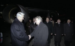 Пребывание президента РФ Бориса Ельцина в Красноярске. Во время встречи в аэропорту г. Красноярска президента РФ Бориса Ельцина приветствует губернатор края В.М. Зубов