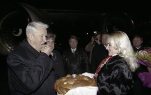 Пребывание президента РФ Бориса Ельцина в Красноярске. Во время встречи в аэропорту г. Красноярска
