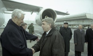 Пребывание президента РФ Бориса Ельцина в Красноярске. Во время проводов в аэропорту с губернатором края В. Зубовым