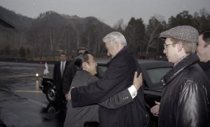 Пребывание президента РФ Бориса Ельцина в Красноярске. Президент РФ Борис Ельцин и премьер-министр Японии Рютаро Хасимото во время встречи в аэропорту