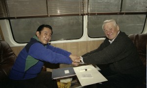 Пребывание президента РФ Бориса Ельцина в Красноярске. Президент РФ Борис Ельцин и премьер-министр Японии Рютаро Хасимото на катере во время прогулки по Енисею