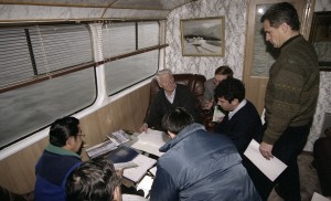 Пребывание президента РФ Бориса Ельцина в Красноярске. Президент РФ Борис Ельцин и премьер-министр Японии Рютаро Хасимото на катере во время прогулки по Енисею