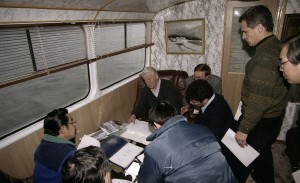 Пребывание президента РФ Бориса Ельцина в Красноярске. Президент РФ Борис Ельцин и премьер-министр Японии Рютаро Хасимото на катере во время прогулки по Енисею