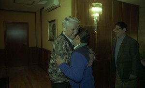 Пребывание президента РФ Бориса Ельцина в Красноярске. Президент РФ Борис Ельцин и премьер-министр Японии Рютаро Хасимото во время встречи один на один