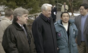 Пребывание президента РФ Бориса Ельцина в Красноярске. Президент РФ Борис Ельцин и премьер-министр Японии Рютаро Хасимото на территории резиденции «Сосны»