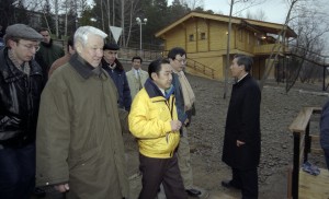 Пребывание президента РФ Бориса Ельцина в Красноярске. Президент РФ Борис Ельцин и премьер-министр Японии Рютаро Хасимото на территории резиденции «Сосны»