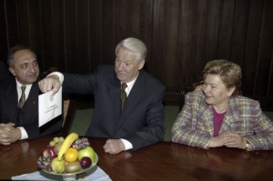 Президент РФ Борис Ельцин во время посещения Российского кардиологического научно-производственного комплекса