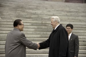 Государственный визит президента РФ Бориса Ельцина в Китайскую Народную Республику. Во время официальной церемонии встречи с председателем КНР Цзян Цзэминем