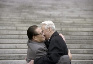 Государственный визит президента РФ Бориса Ельцина в Китайскую Народную Республику. Во время официальной церемонии встречи с председателем КНР Цзян Цзэминем