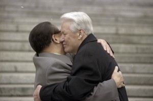 Государственный визит президента РФ Бориса Ельцина в Китайскую Народную Республику. Во время официальной церемонии встречи с председателем КНР Цзян Цзэминем