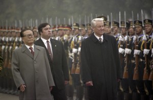 Государственный визит президента РФ Бориса Ельцина в Китайскую Народную Республику. Во время официальной встречи президент РФ Борис Ельцин и председателем КНР Цзян Цзэминь обходят строй почетного караула