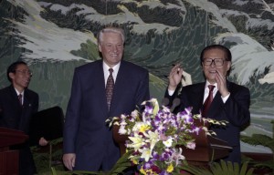 Государственный визит президента РФ Бориса Ельцина и Н.И.Ельциной в Китайскую Народную Республику. Президент РФ Борис Ельцин и председатель КНР Цзян Цзэминь после подписания российско-китайских документов