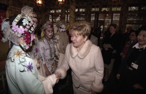 Государственный визит президента РФ Бориса Ельцина и Н.И.Ельциной в Китайскую Народную Республику. Супруга президента РФ Наина Ельцина во время встречи с артистами во дворце Гуна