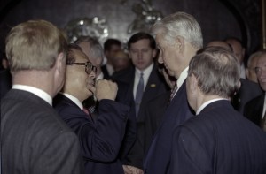 Государственный визит президента РФ Бориса Ельцина и Н.И.Ельциной в Китайскую Народную Республику. Президент РФ Борис Ельцин во время встречи с председателем КНР Цзян Цзэминем