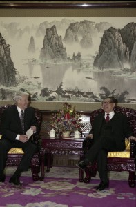 Государственный визит президента РФ Бориса Ельцина и Н.И.Ельциной в Китайскую Народную Республику. Президент РФ Борис Ельцин во время встречи с председателем КНР Цзян Цзэминем