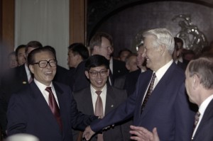 Государственный визит президента РФ Бориса Ельцина в Китайскую Народную Республику. Президент РФ Борис Ельцин и председатель КНР Цзян Цзэминь перед началом беседы в узком составе