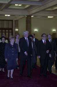 Государственный визит президента РФ Бориса Ельцина в Китайскую Народную Республику. Перед началом официального обеда от имени председателя КНР Цзян Цзэминя с супругой