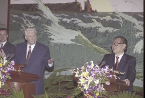 Государственный визит президента РФ Бориса Ельцина в Китайскую Народную Республику. Президент РФ Борис Ельцин и председатель КНР Цзян Цзэминь после подписания совместных российско-китайских документов