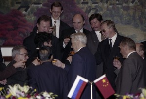 Государственный визит президента РФ Бориса Ельцина в Китайскую Народную Республику. Во время подписания совместных российско-китайских документов