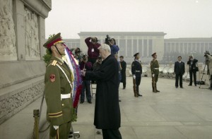 Государственный визит президента РФ Бориса Ельцина в Китайскую Народную Республику. Возложение венка к Памятнику народным героям на площади Тяньаньмэнь