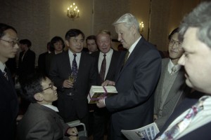 Государственный визит президента РФ Бориса Ельцина в Китайскую Народную Республику. Вручение президентом РФ Борис Ельциным российских Государственных наград видным деятелям китайской культуры