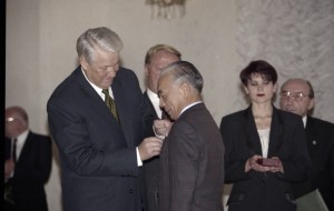 Государственный визит президента РФ Бориса Ельцина в Китайскую Народную Республику. Вручение президентом РФ Борис Ельциным российских Государственных наград видным деятелям китайской культуры