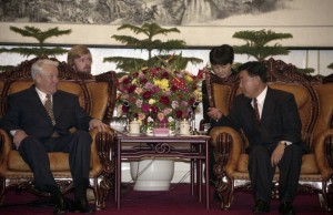 Государственный визит президента РФ Бориса Ельцина в Китайскую Народную Республику. Во время встречи руководителей российских и китайских приграничных регионов с представителями деловых кругов двух стран