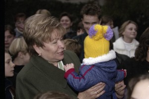 Государственный визит президента РФ Бориса Ельцина в Китайскую Народную Республику. Супруга президента РФ Наина Ельцина с юными жителями г. Пекина