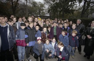 Государственный визит президента РФ Бориса Ельцина в Китайскую Народную Республику. Супруга президента РФ Наина Ельцина с юными жителями г. Пекина