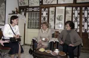 Государственный визит президента РФ Бориса Ельцина в Китайскую Народную Республику. Супруга президента РФ Наина Ельцина во время посещения семьи китайского художника