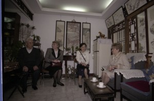 Государственный визит президента РФ Бориса Ельцина в Китайскую Народную Республику. Супруга президента РФ Наина Ельцина во время посещения семьи китайского художника