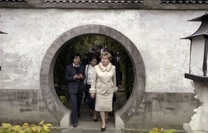 Государственный визит президента РФ Бориса Ельцина в Китайскую Народную Республику. Супруга президента РФ Наина Ельцина во время осмотра дворца князя Гуна