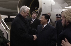 Государственный визит президента РФ Бориса Ельцина в Китайскую Народную Республику. Во время встречи в аэропорту г. Харбин