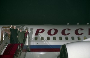 Государственный визит президента РФ Бориса Ельцина в Китайскую Народную Республику. Во время проводов в аэропорту