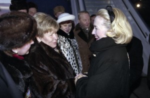 Встреча супруги президента РФ Наины Ельциной с супругой президента США Хиллари Клинтов в г. Екатеринбурге. Во время встречи в аэропорту