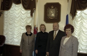 Встреча супруги президента РФ Наины Ельциной с супругой президента США Хиллари Клинтов в г. Екатеринбурге. Во время осмотра выставки «Уральские самоцветы» в резиденции губернатора Э.Э. Росселя