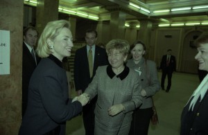 Встреча супруги президента РФ Наины Ельциной с супругой президента США Хиллари Клинтов в г. Екатеринбурге. Во время посещения Уральского государственного технического университета и встречи с представительницами Уральской ассоциации женщин и других неправ