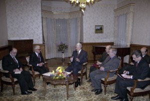 Президент РФ Борис Ельцин во время встречи с вице-премьером Ирака Тариком Азизом