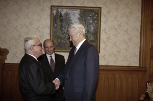 Президент РФ Борис Ельцин во время встречи с вице-премьером Ирака Тариком Азизом