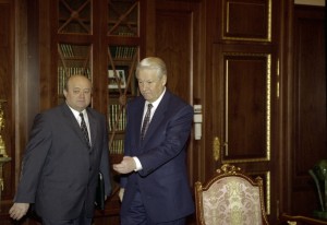 Президент РФ Борис Ельцин во время встречи с министром внешних экономических связей РФ М.Е. Фрадковым