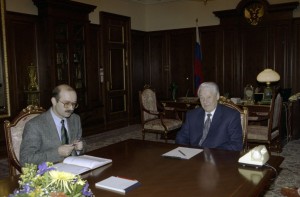 Президент РФ Борис Ельцин во время встречи с министром финансов РФ М.М. Задорновым