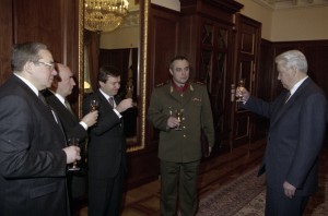 Встреча президента РФ Бориса Ельцина с начальником Генерального штаба Вооруженных сил РФ А.В. Квашниным и присвоение ему звания генерала армии