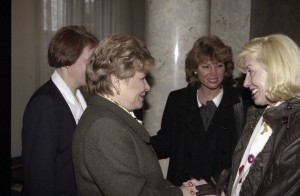 Встреча супруги первого президента РФ Бориса Ельцина Наины Ельциной с известной европеейской правозащитницей Элизабет Уильямс - лауреатом Нобелевской премии мира 1976-го года