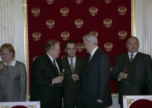 Визит президента Финляндии Мартти Ахтисаари в РФ. Президент Финляндии Мартти Ахтисаари и президент РФ Борис Ельцин после подписания российско-финских документов