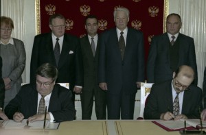 Визит президента Финляндии Мартти Ахтисаари в РФ. Во время подписания российско-финских соглашений