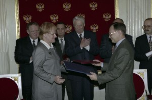 Визит президента Финляндии Мартти Ахтисаари в РФ. Во время подписания российско-финских соглашений