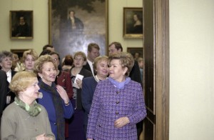 Визит президента Финляндии Мартти Ахтисаари в РФ. Супруга президента РФ Наина Ельцина и супруга президента Финляндии Ээва Ахтисаари во время посещения Третьяковской галереи